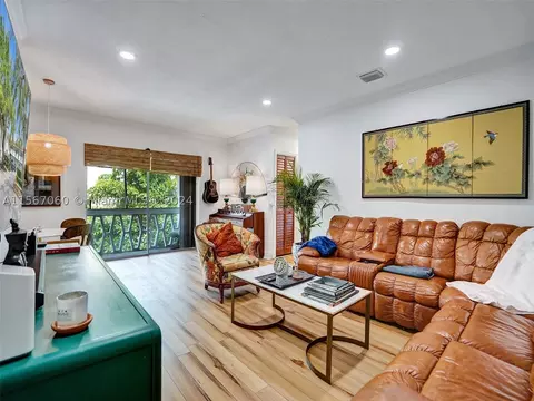 35 Edgewater Dr #202, Coral Gables, FL 33133