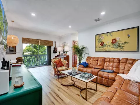 35 Edgewater Dr #202, Coral Gables, FL 33133