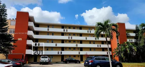 1700 NE 191st St #201, Miami, FL 33179