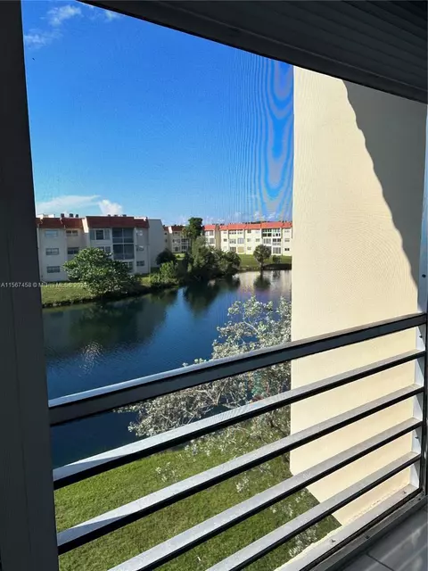 8000 N Sunrise Lakes Dr #304, Sunrise, FL 33322