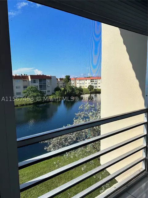 8000 N Sunrise Lakes Dr #304, Sunrise, FL 33322