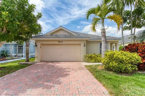 9305 Arborwood Cir, Davie, FL 33328