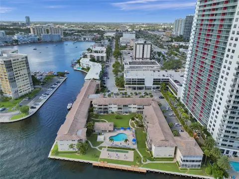 2600 Diana Dr #118, Hallandale Beach, FL 33009