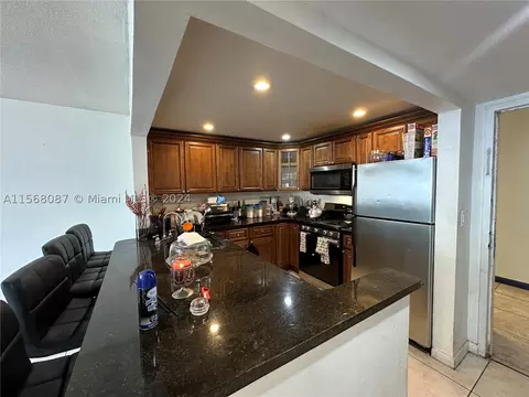 2175 NE 170th St #112, North Miami Beach, FL 33162