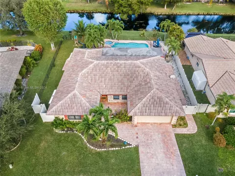 845 W Plantation Cir, Plantation, FL 33324