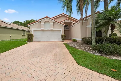 10371 E Utopia Cir E, Boynton Beach, FL 33437