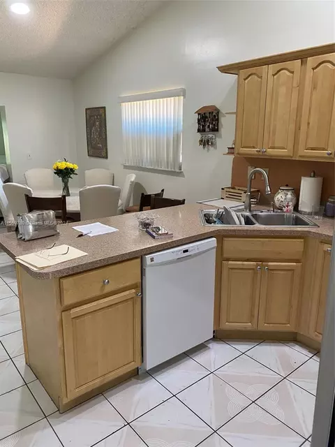 2775 W 73rd Pl, Hialeah, FL 33016 photo 8