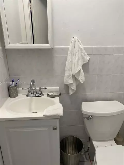 2775 W 73rd Pl, Hialeah, FL 33016 photo 10