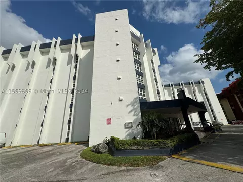 9682 Fontainebleau Blvd #312, Miami, FL 33172