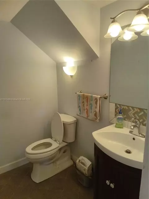 Bath - Undisclosed, Hialeah, FL 33015 photo 1 of 3