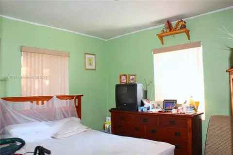 990 E 19th St, Hialeah, FL 33013 photo 9