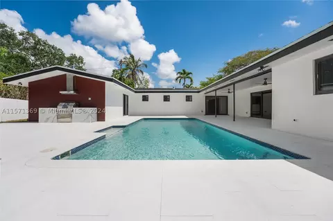 8201 SW 151st St, Palmetto Bay, FL 33158