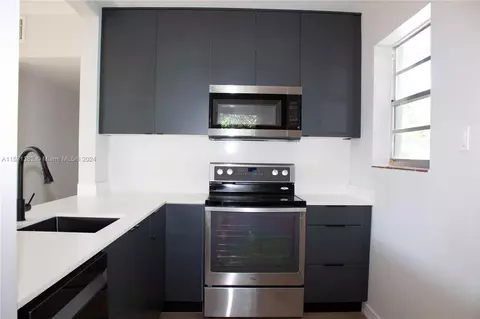 11330 SW 47th Ter, Miami, FL 33165