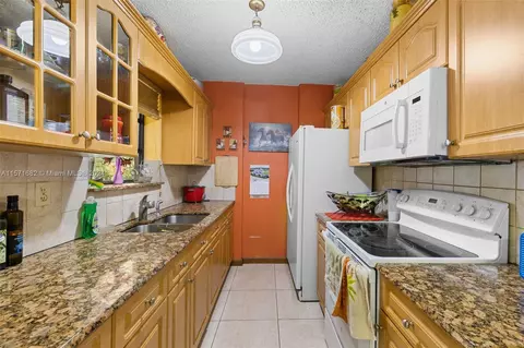 Kitchen - 5470 W 9th Ave, Hialeah, FL 33012 photo 3 of 4