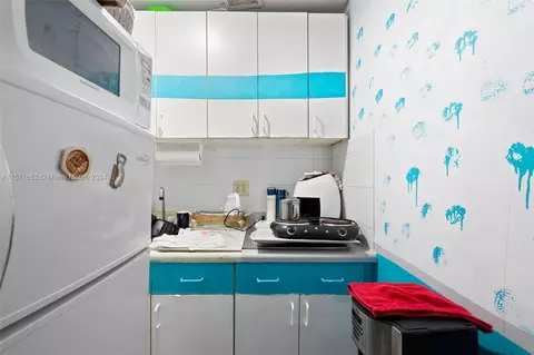 Kitchen - 5470 W 9th Ave, Hialeah, FL 33012 photo 1 of 4