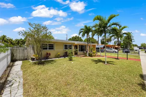 Exterior - 5470 W 9th Ave, Hialeah, FL 33012 photo 3 of 11