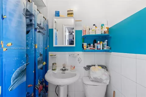 Bath - 5470 W 9th Ave, Hialeah, FL 33012 photo 3 of 3