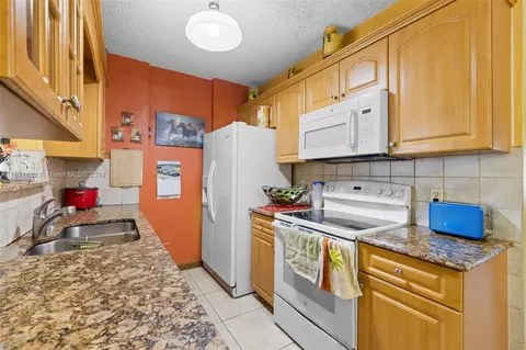 Kitchen - 5470 W 9th Ave, Hialeah, FL 33012 photo 4 of 4