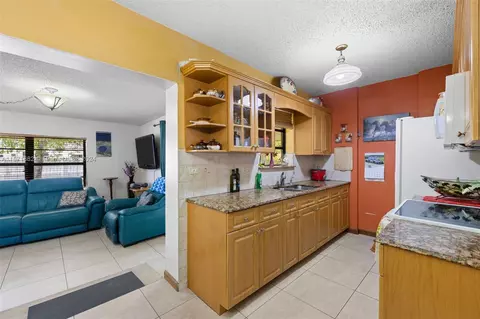 Kitchen - 5470 W 9th Ave, Hialeah, FL 33012 photo 2 of 4