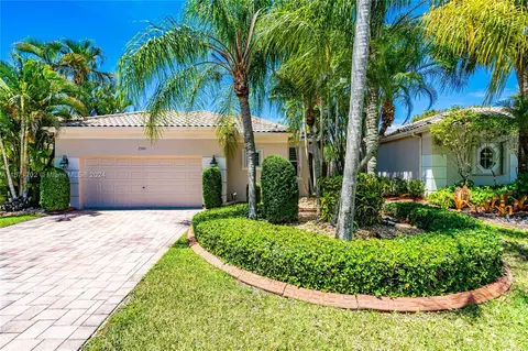 2549 Bay Pointe Dr, Weston, FL 33327