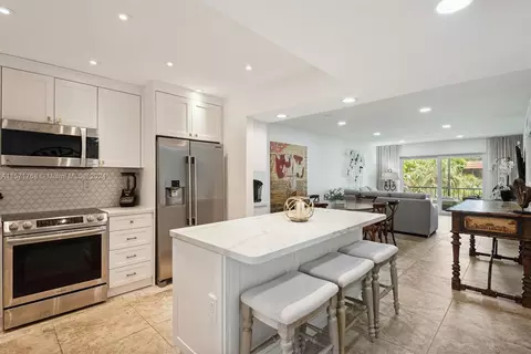 9800 N Hollybrook Lake Dr #301, Pembroke Pines, FL 33025