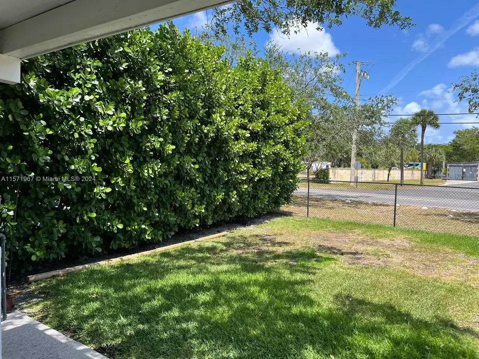 Exterior - 1113 NW 10th Ave, Fort Lauderdale, FL 33311 photo 3 of 5