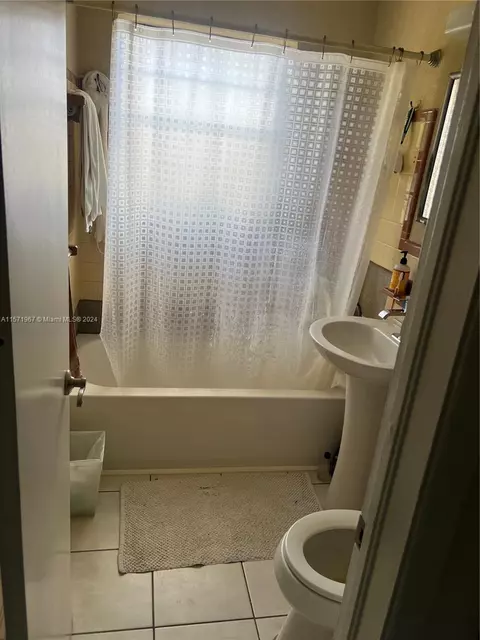 Bath - 1113 NW 10th Ave, Fort Lauderdale, FL 33311 photo 1 of 1