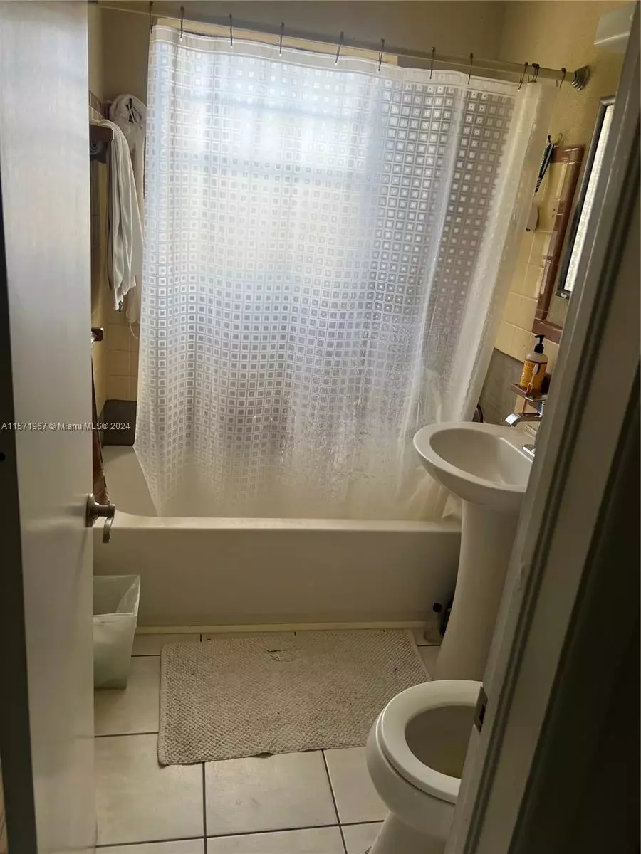 Bath - 1113 NW 10th Ave, Fort Lauderdale, FL 33311 photo 1 of 1