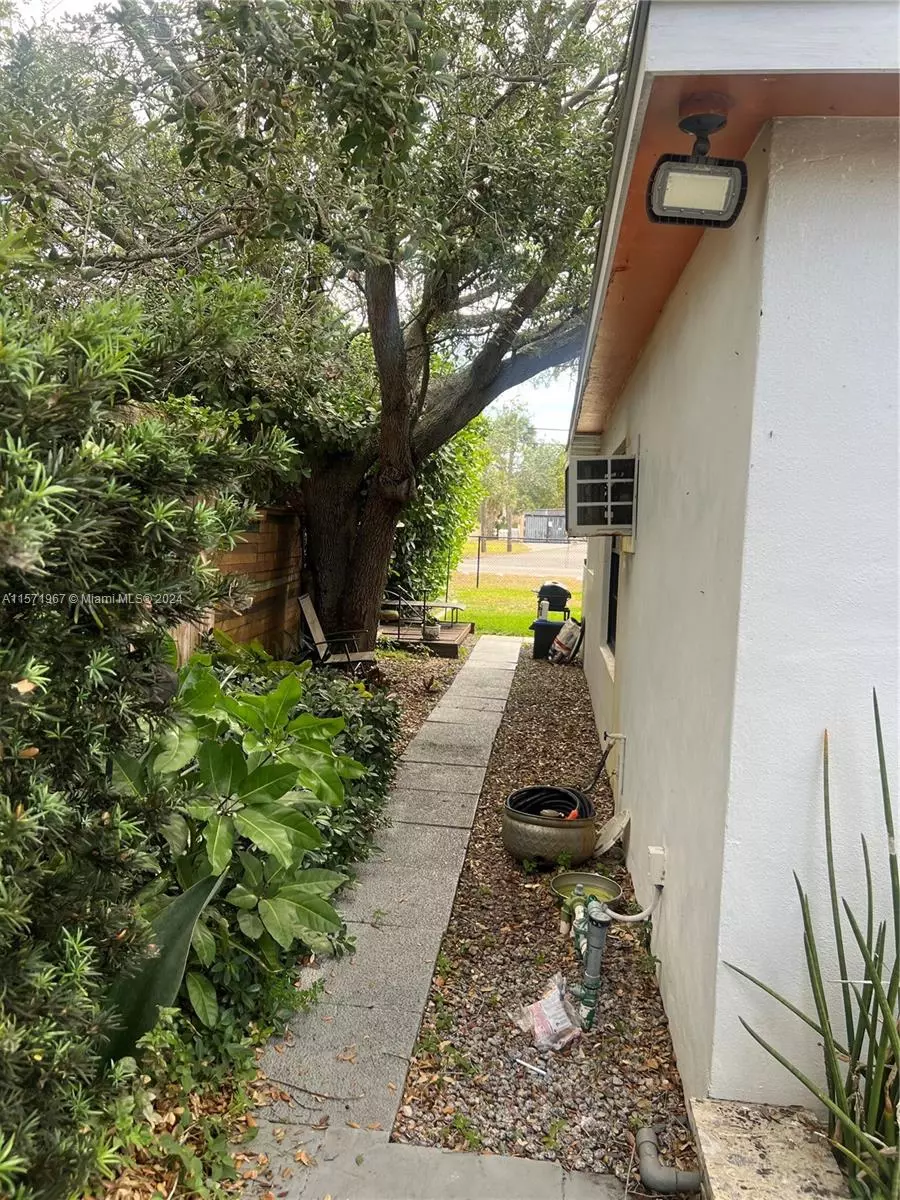 Exterior - 1113 NW 10th Ave, Fort Lauderdale, FL 33311 photo 5 of 5