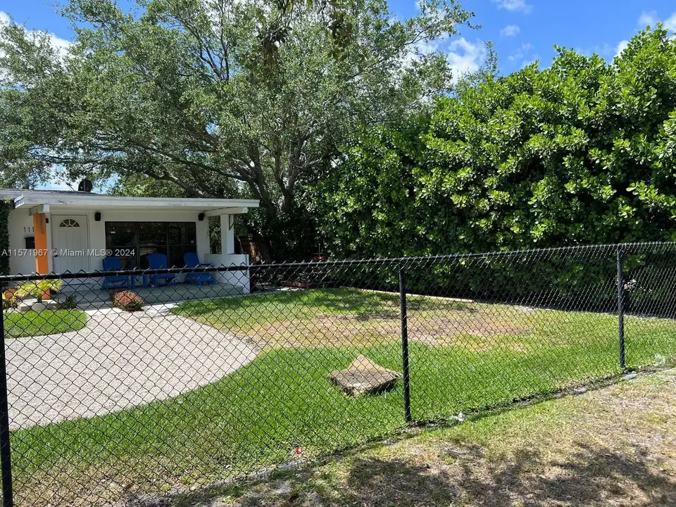 Exterior - 1113 NW 10th Ave, Fort Lauderdale, FL 33311 photo 2 of 5