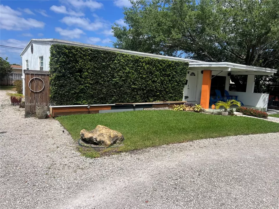 Exterior - 1113 NW 10th Ave, Fort Lauderdale, FL 33311 photo 4 of 5