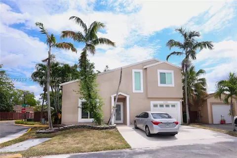 6542 NW 197th Ln, Hialeah, FL 33015