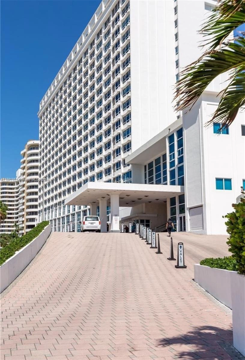 5445 Collins Ave Unit 517  