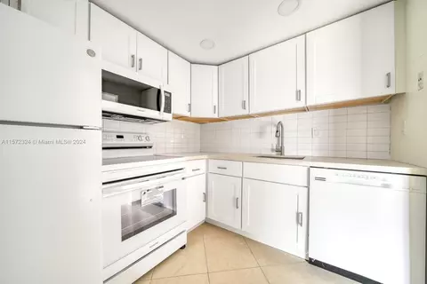 496 NW 165th St Rd #D316, Miami, FL 33169