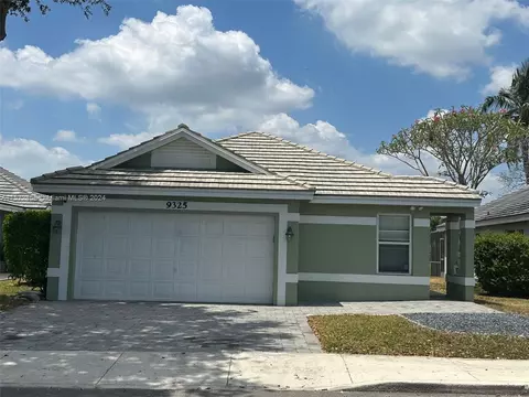 9325 Arborwood Cir, Davie, FL 33328