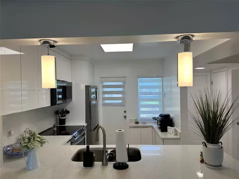 2223 Park Ln #111, Hollywood, FL 33021