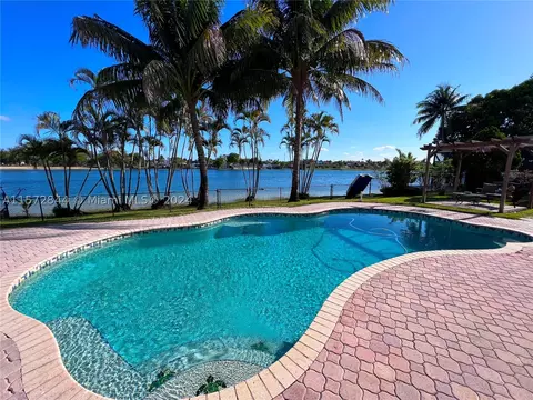 6208 NW 194th St, Hialeah, FL 33015