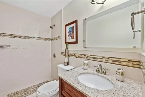 Bath - 11 Olive Dr #H, Hialeah, FL 33010 photo 5 of 6