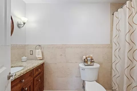 Bath - 11 Olive Dr #H, Hialeah, FL 33010 photo 4 of 6