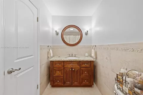Bath - 11 Olive Dr #H, Hialeah, FL 33010 photo 3 of 6