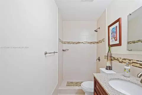 Bath - 11 Olive Dr #H, Hialeah, FL 33010 photo 6 of 6