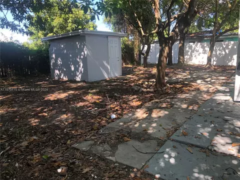 Exterior - 891 SE 3rd Pl, Hialeah, FL 33010 photo 3 of 5