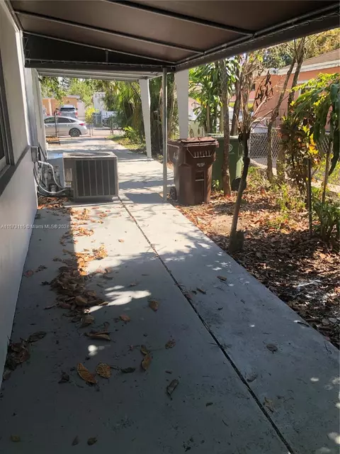 Exterior - 891 SE 3rd Pl, Hialeah, FL 33010 photo 5 of 5