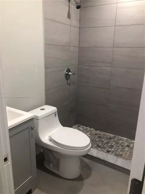 Bath - 891 SE 3rd Pl, Hialeah, FL 33010 photo 3 of 3