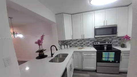 9470 Poinciana Pl #109, Davie, FL 33324