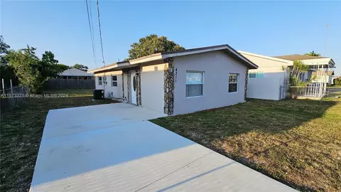 4211 SW 21st St, West Park, FL 33023