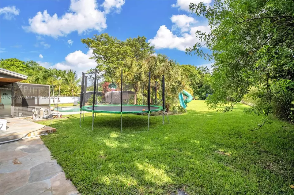View/Area - 10850 SW 95th St, Miami, FL 33176 photo 10 of 12