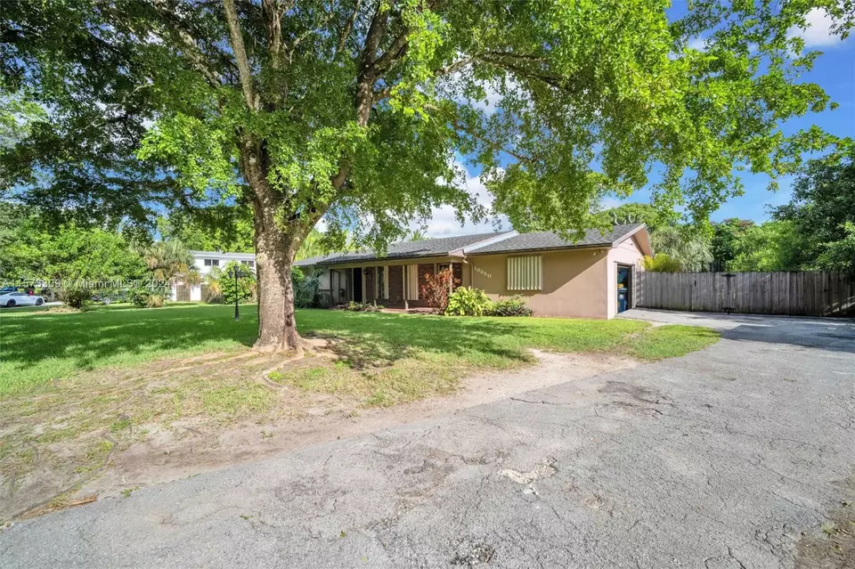 Exterior - 10850 SW 95th St, Miami, FL 33176 photo 5 of 14