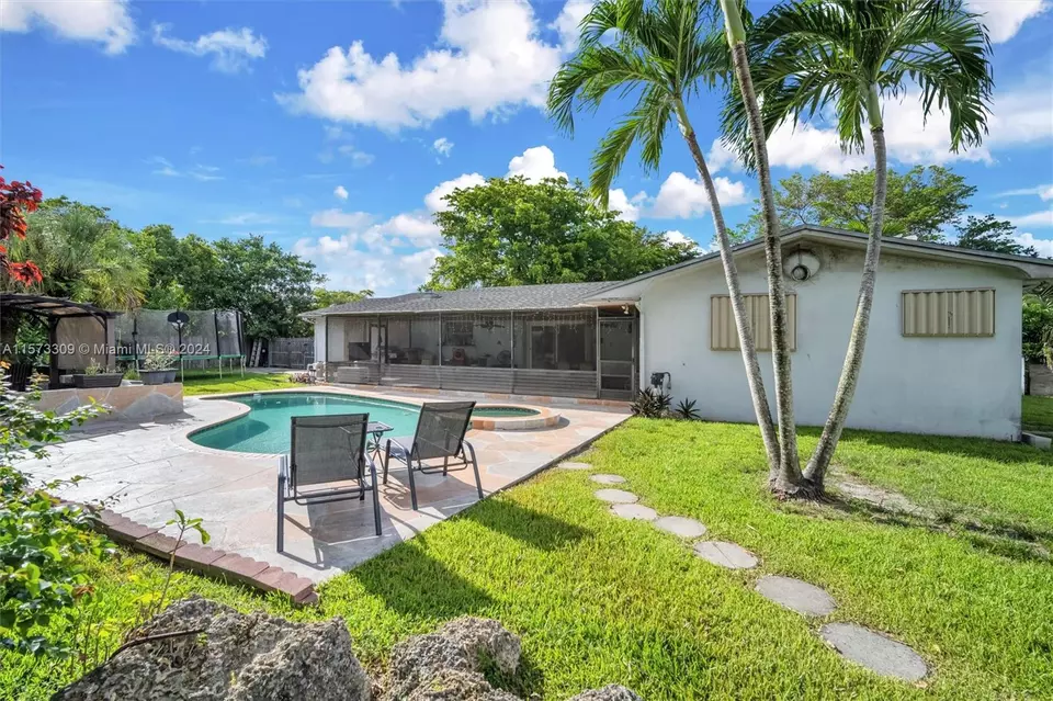 Exterior - 10850 SW 95th St, Miami, FL 33176 photo 10 of 14