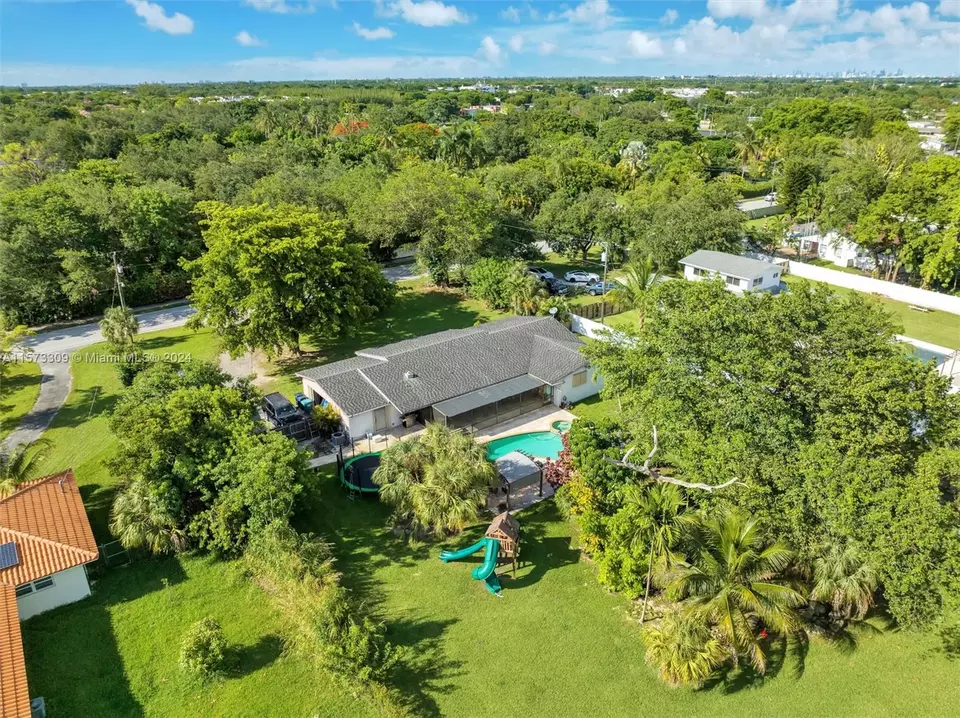 View/Area - 10850 SW 95th St, Miami, FL 33176 photo 2 of 12